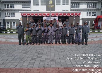 Kastpol PP Bersama Anggota Satlinmas Dalam Rangka Upacara Peringatan Hari Bela Negara Ke-76 Tingkat Kabupaten Kuningan Tahun 2024