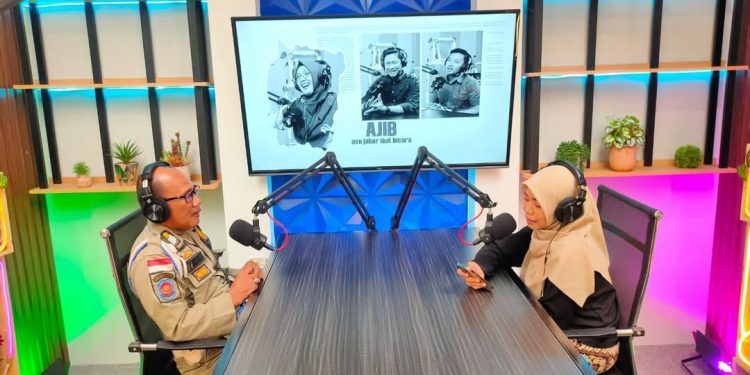 Yoyon Suryono Fungsional PolPP Terampil Satpol PP Kab. Kuningan Juara 1 PNS Berprestasi Jabar Tahun 2024 Kategori Inspiratif hadir pada acara podcast ASN Jabar Ikut Bicara ( AJIB ) BKD Prop. Jawa Barat untuk menyampaikan pengalamannya dalam penanganan ODGJ / ODMK di Kabupaten Kuningan.